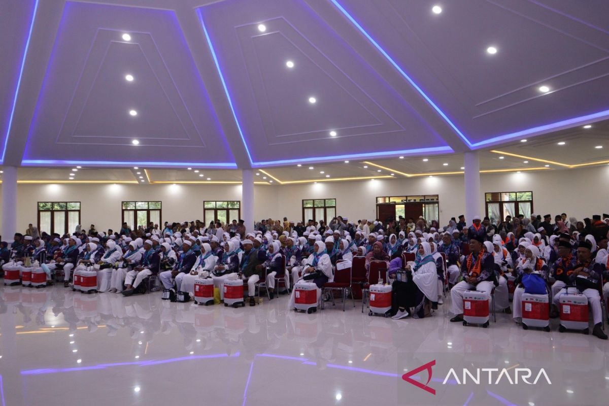 Pj Wali Kota Sukabumi lepas ratusan calon haji menuju embarkasi Bekasi