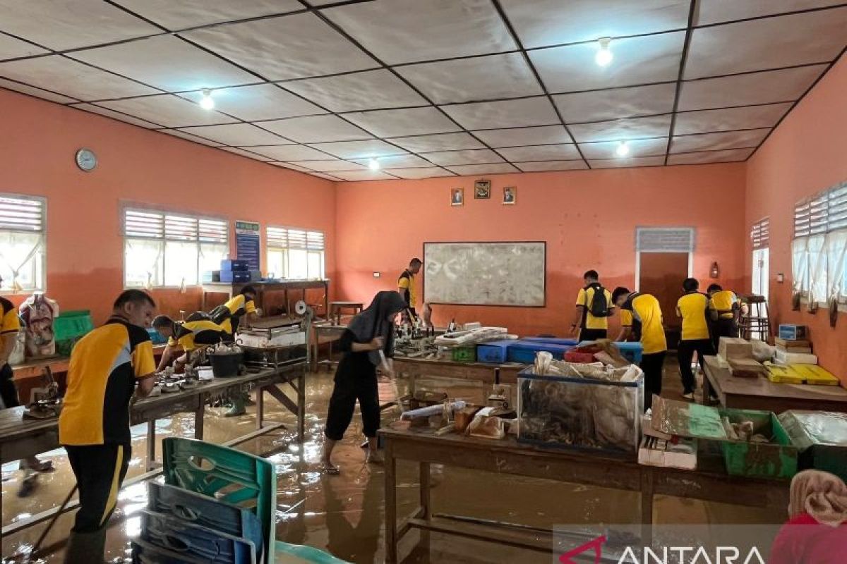 Anggota Polres OKU bersihkan lumpur di sekolah yang terendam banjir