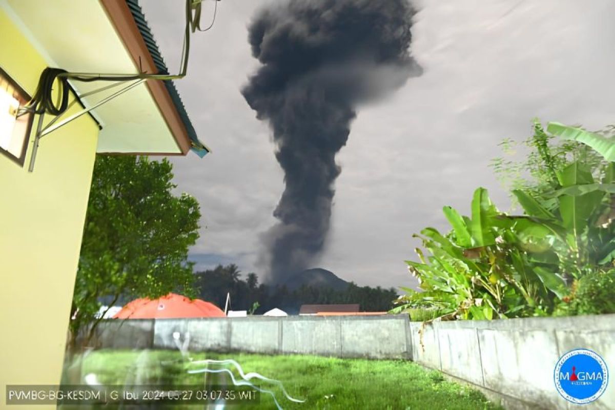 Awan abu raksasa terbentuk akibat erupsi Gunung Ibu