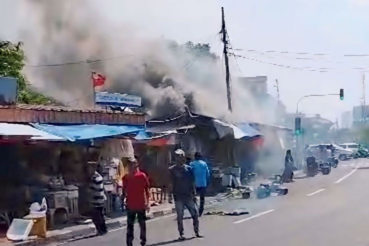Beberapa toko di Rawamangun terbakar diduga akibat gas bocor