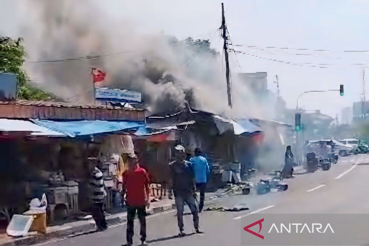 Diduga gas bocor, empat toko di Rawamangun terbakar