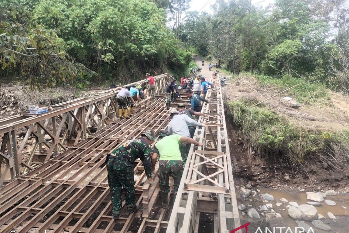 Army builds bridge for aid distribution to Mt Marapi flood victims