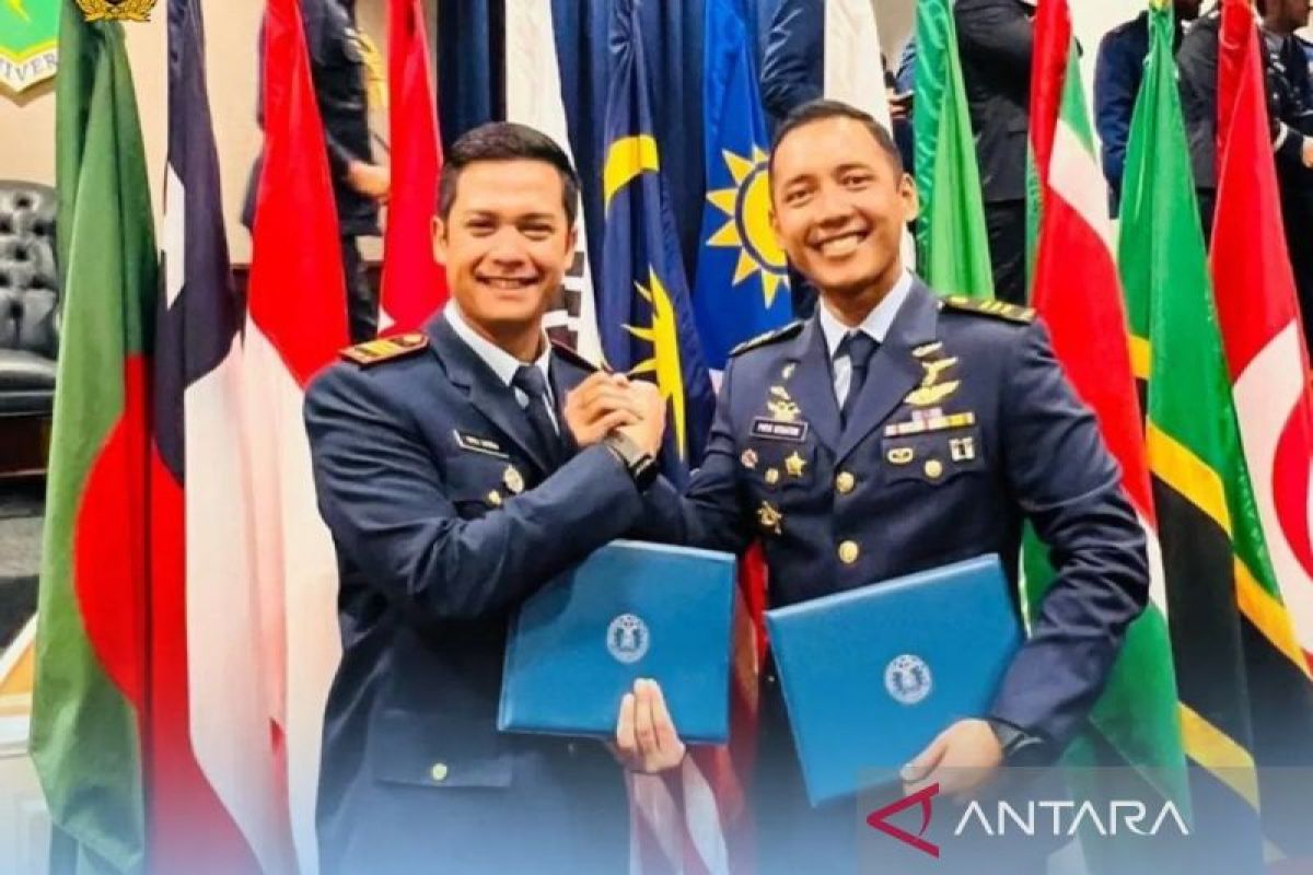 Two Indonesian combat pilots complete course in US