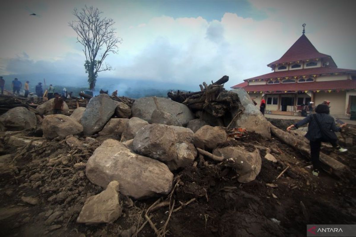 Aman dilakukan, peledakan batuan sisa banjir lahar Marapi, Sumbar