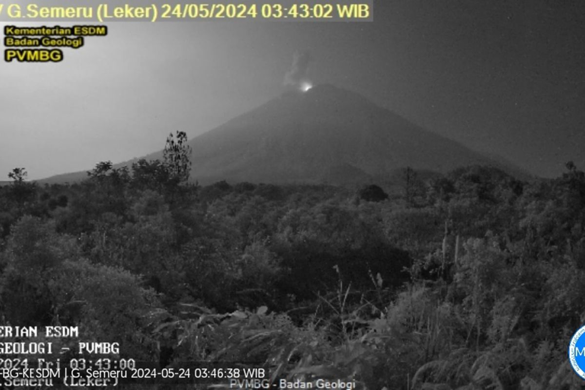 Gunung Semeru kembali erupsi selama 130 detik