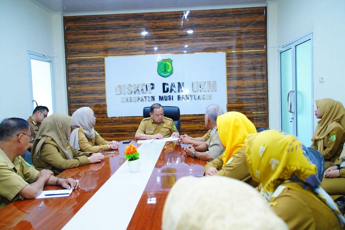 Pastikan layanan berjalan baik, Pj Bupati Sandi Fahlepi sidak Kantor Dinas Koperasi dan UMKM