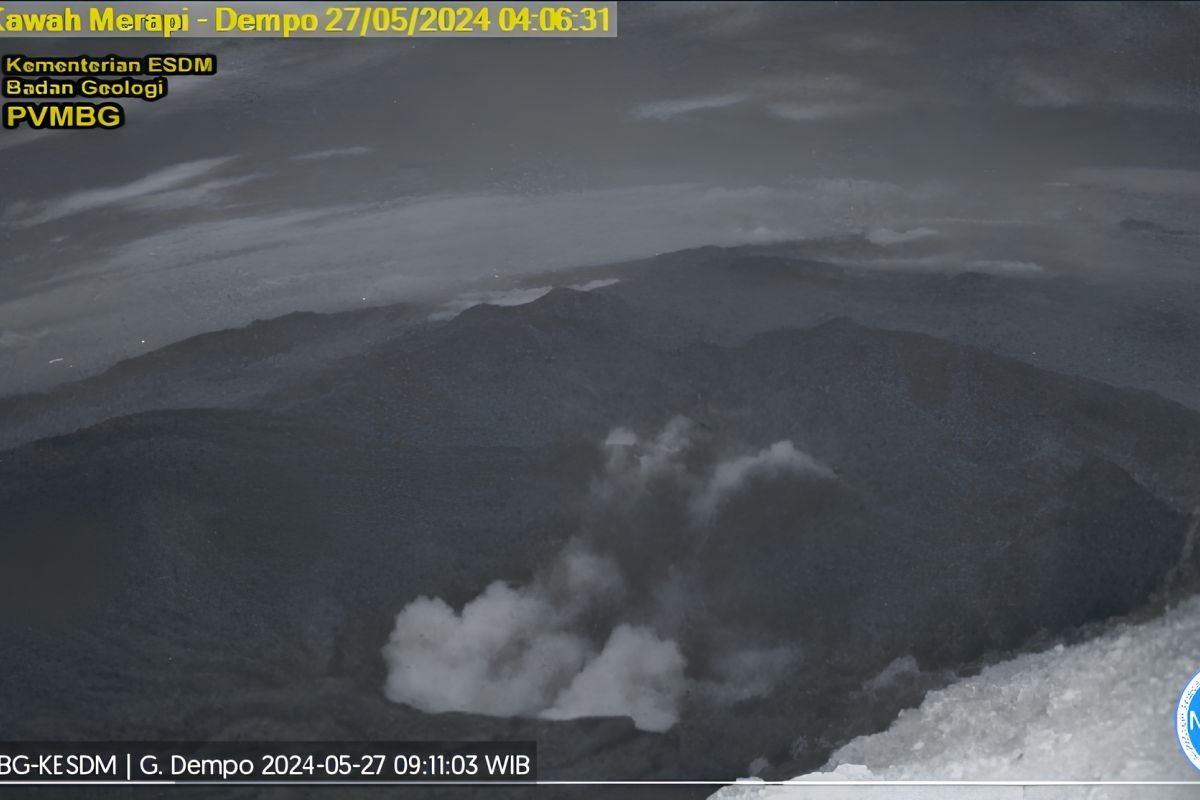Gunung Dempo hembuskan material erupsi setinggi 300 meter