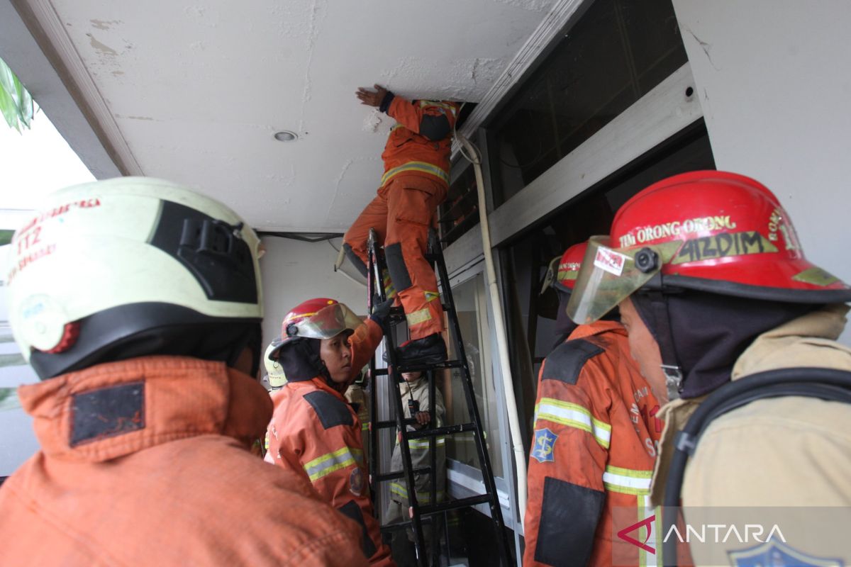 DPKP Surabaya siagakan mobil pemadam usai muncul asap di gedung pemkot
