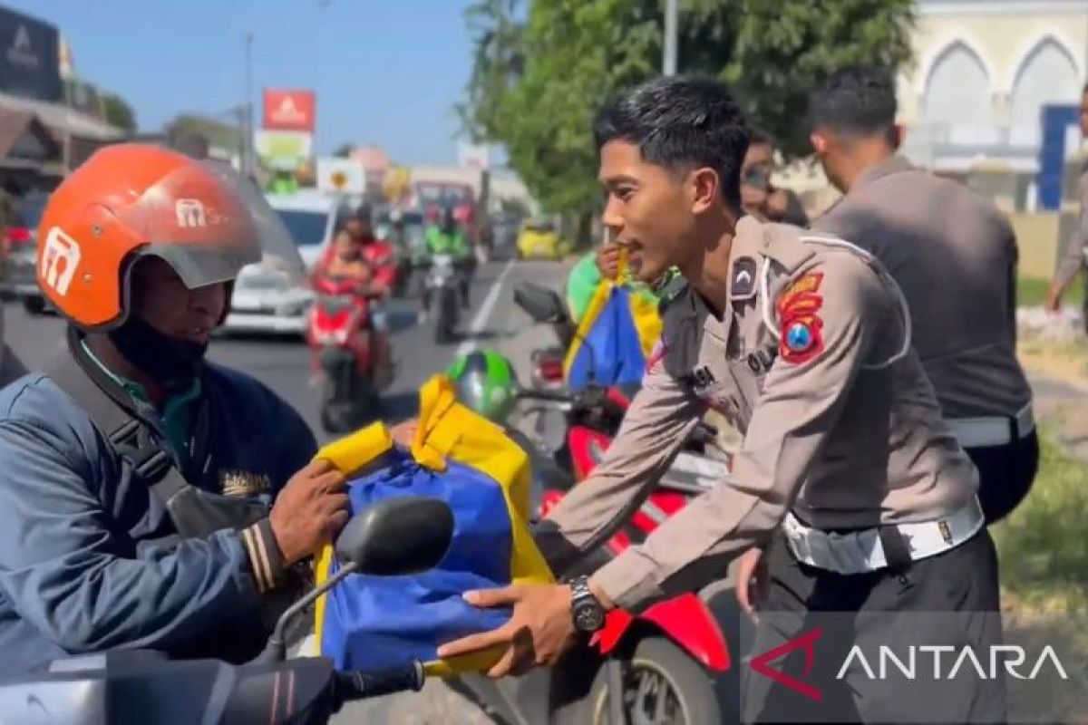 Polresta Sidoarjo bagi 78 paket bahan pokok bagi pengendara