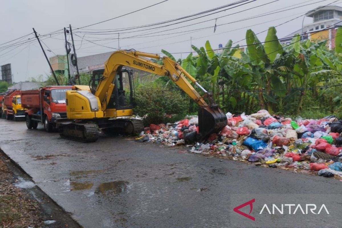 Dinas LH Bekasi angkut puluhan ton sampah TPS liar Simpangan