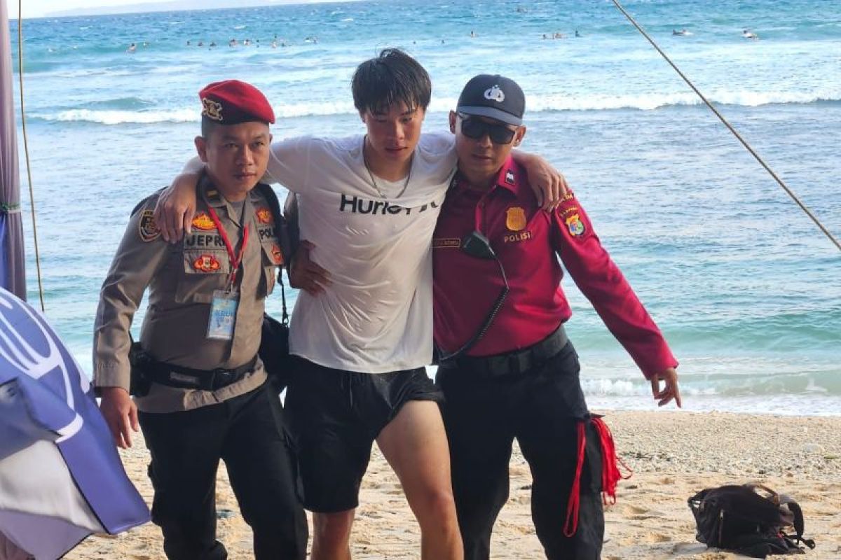 Polisi beri pertolongan pertama pada atlet surfing asal Jepang