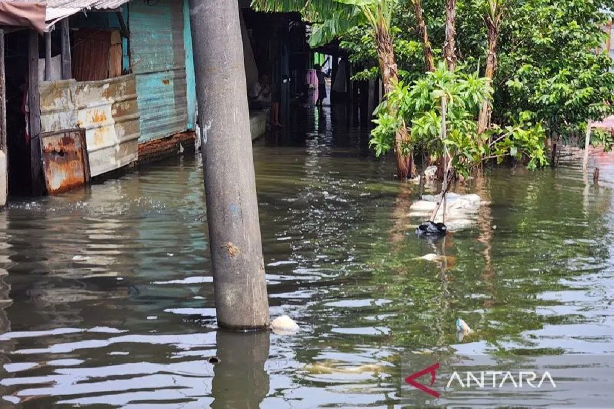 Minggu pagi, banjir masih rendam empat RT di Jakarta Barat