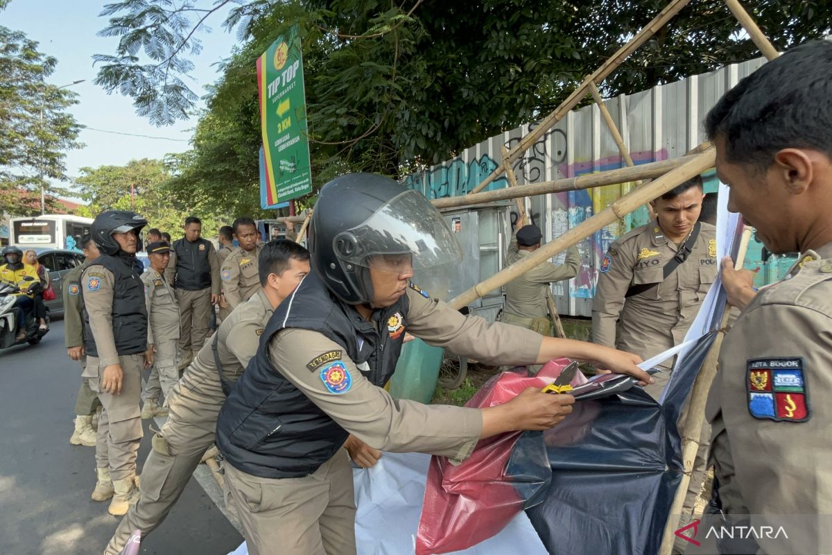 Pemkot Bogor tertibkan ratusan spanduk sosialisasi bacawalkot tak berizin