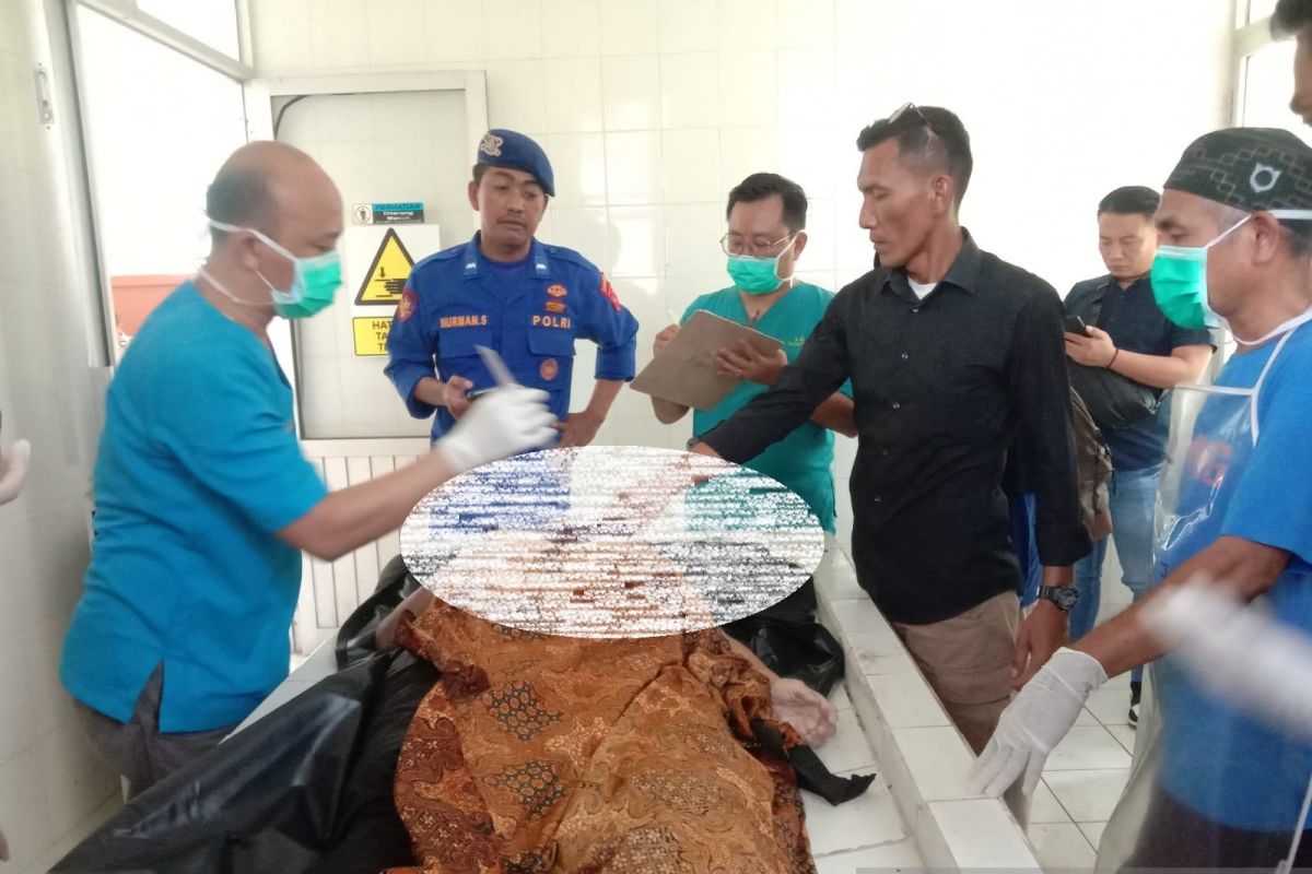 Polisi evakuasi jasad lansia asal Tangerang yang ditemukan tewas di laut