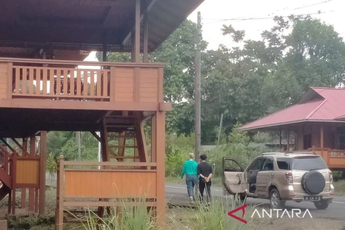 Pemkot Tomohon terima HKI rumah panggung Woloan