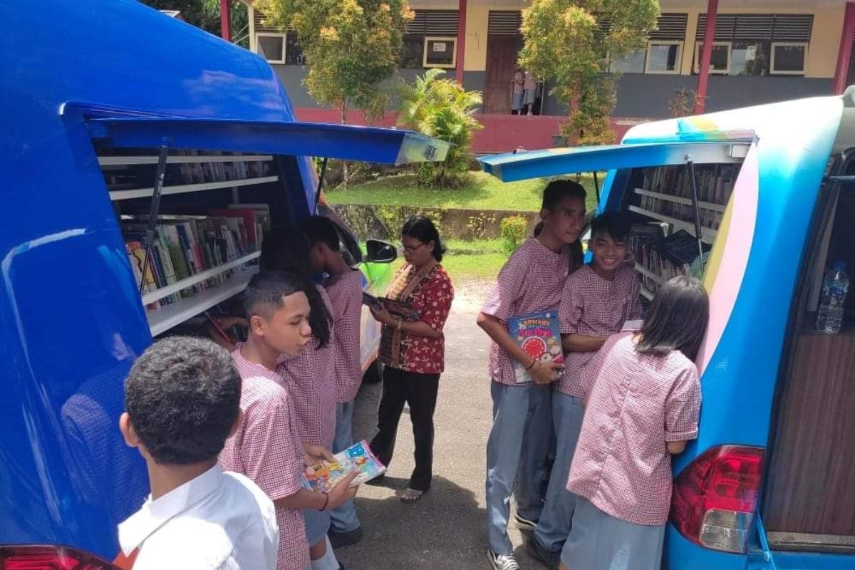 Dinas Perpustakaan dan Arsip Daerah Maluku geliatkan literasi perpustakaan keliling