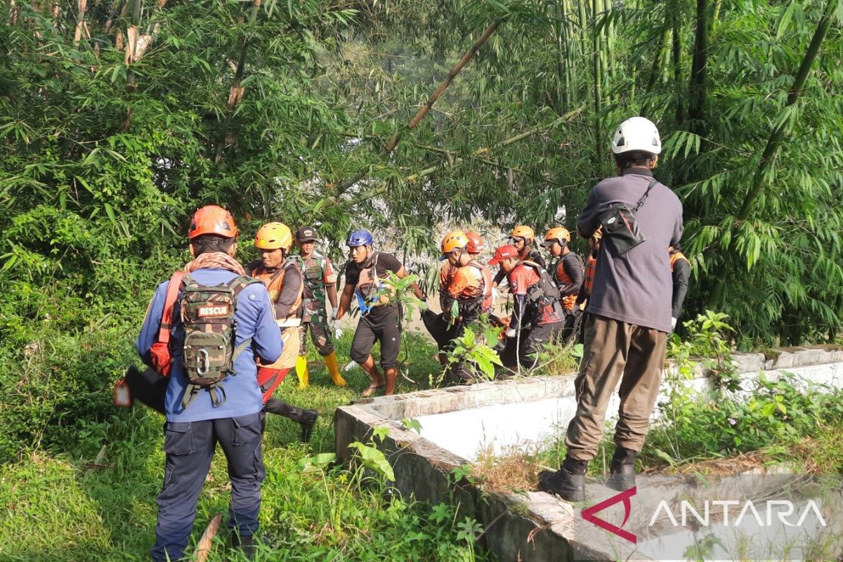 Tim SAR gabungan berhasil temukan jasad remaja yang hanyut di Sungai Cicatih