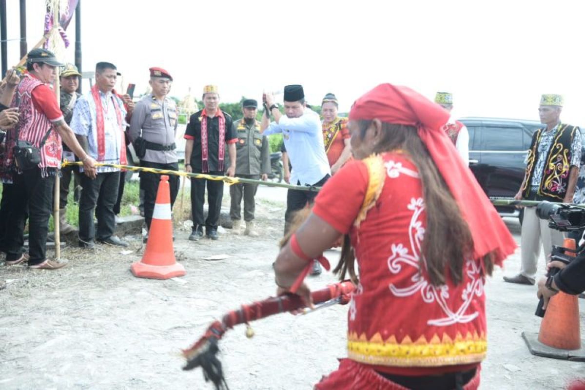 Bupati Sambas buka Pekan Gawai Naik Dango XVII di Desa Sungai Rambah