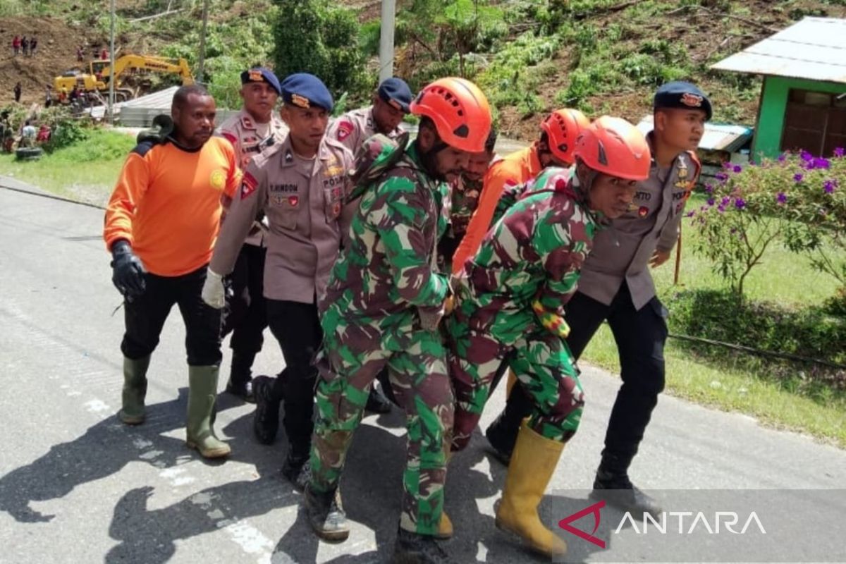 Satu selamat dan empat meninggal akibat longsor di Papua