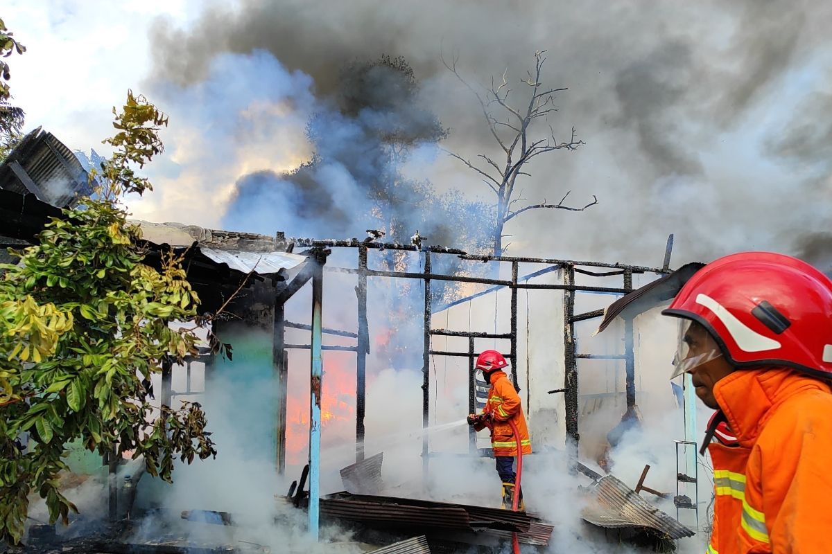 Disdamkarmat Kotim kerahkan puluhan personel padamkan kebakaran di panti asuhan