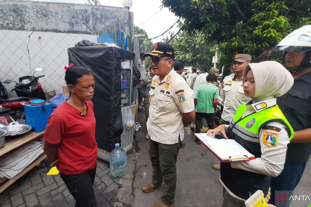 Satpol PP DKI kedepankan pendekatan humanis saat sterilisasi trotoar 