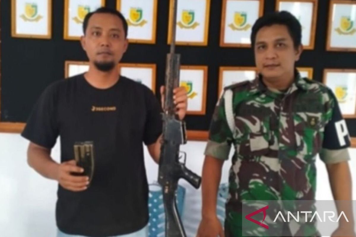 Warga Waipia Maluku serahkan senjata rakitan sisa konflik kepada TNI