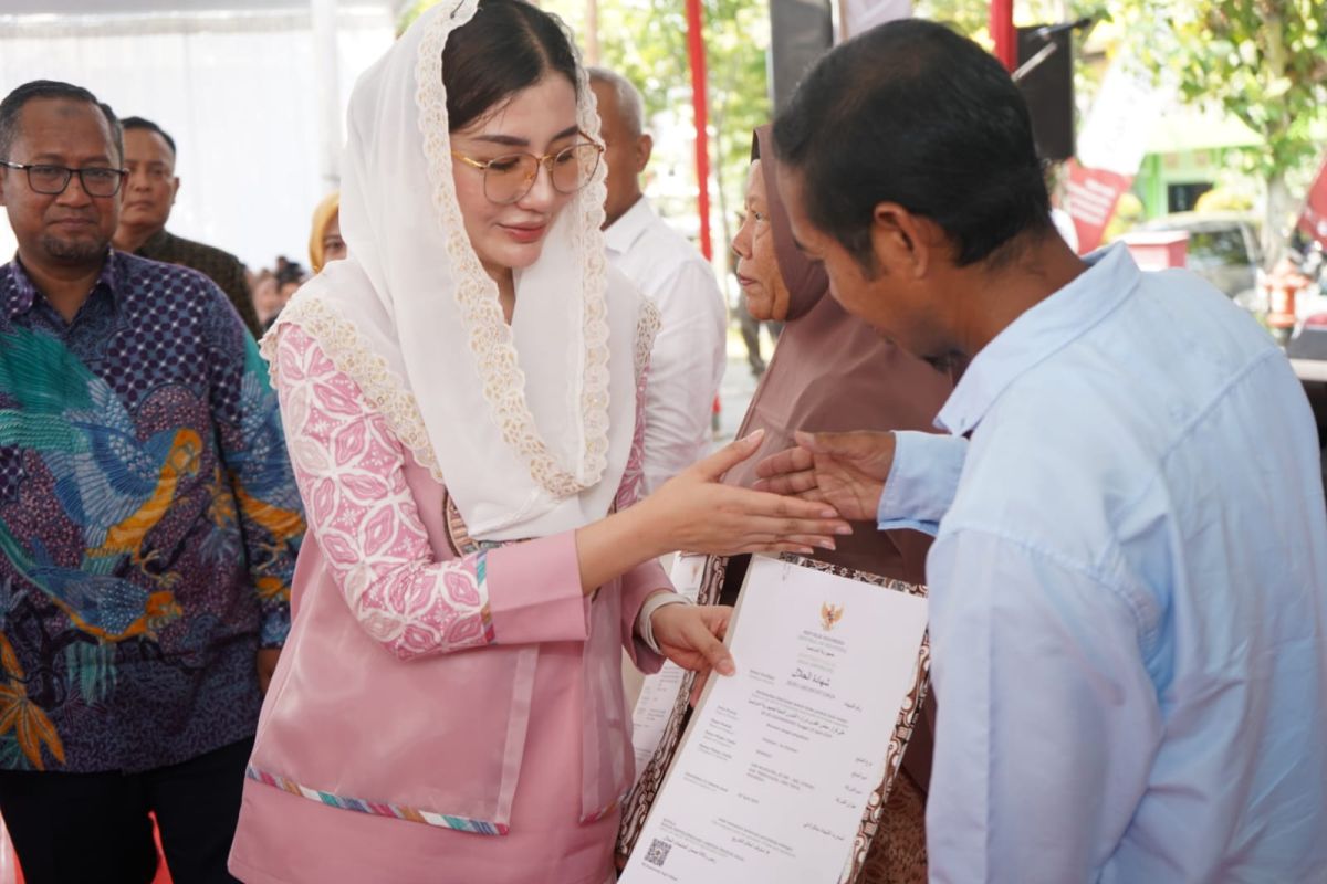 Ribuan UMKM di Trenggalek terima sertifikat halal gratis
