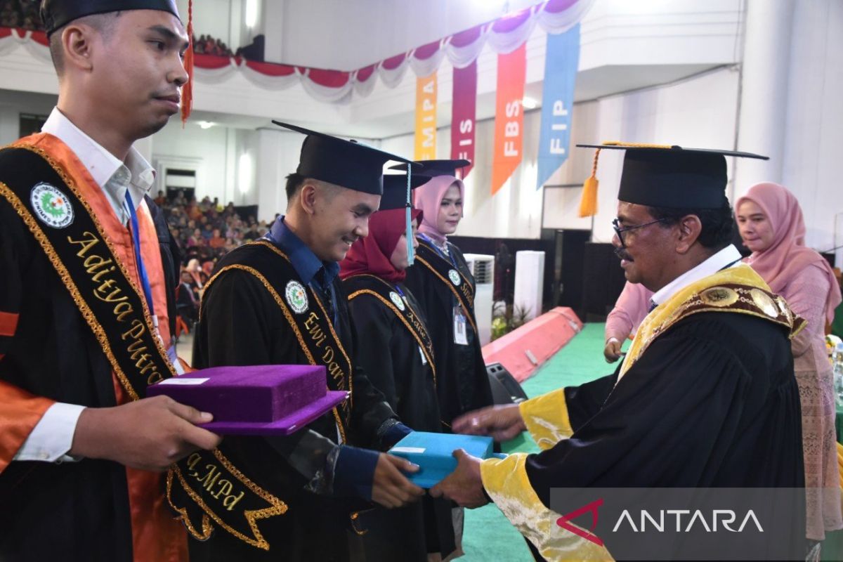 Lantik 777 wisudawan, Rektor : Lulusan Unimed harus terus tingkatkan kompetensi