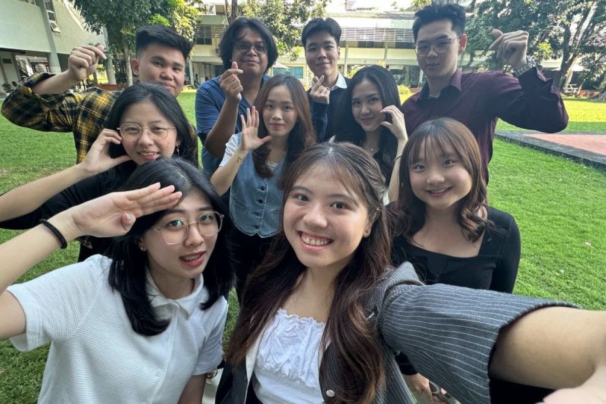 10 mahasiswa Surabaya lolos 