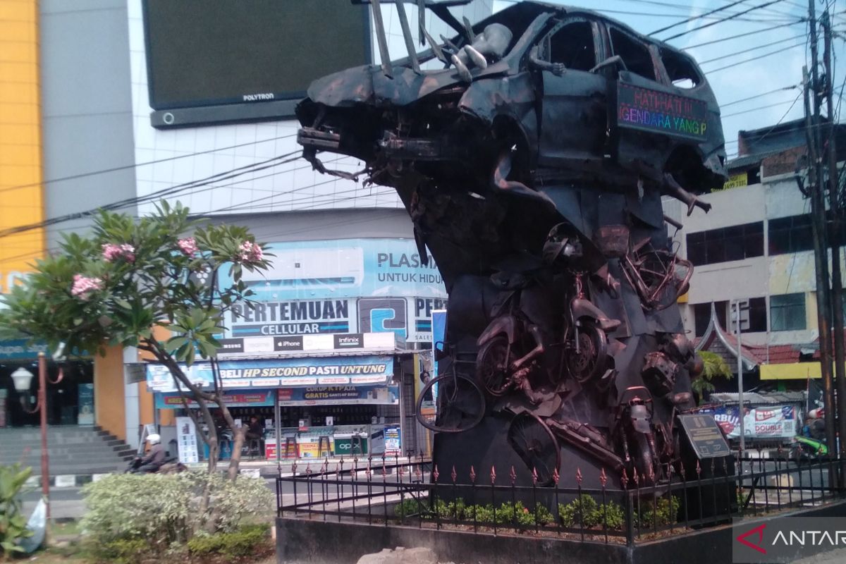 Polres Karawang bangun monumen keselamatan di pelintasan sebidang