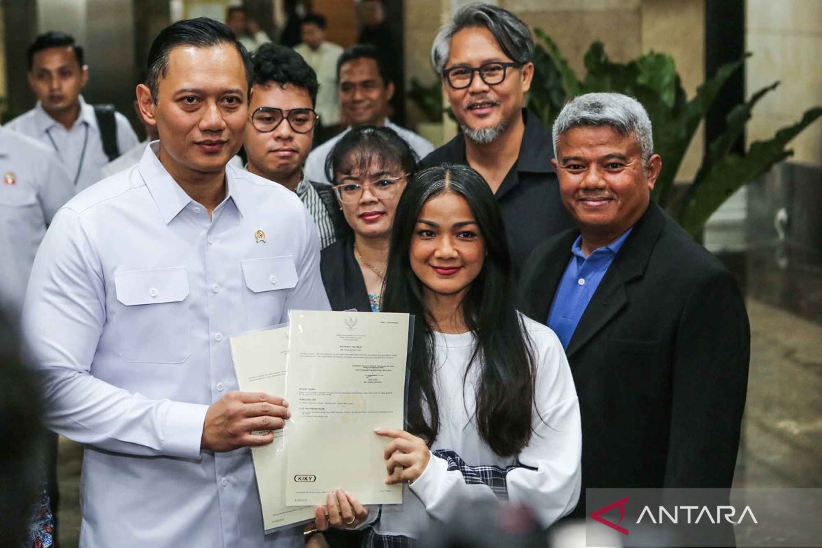 Menteri ATR/BPN serahkan dua sertifikat tanah kepada Nirina Zubir