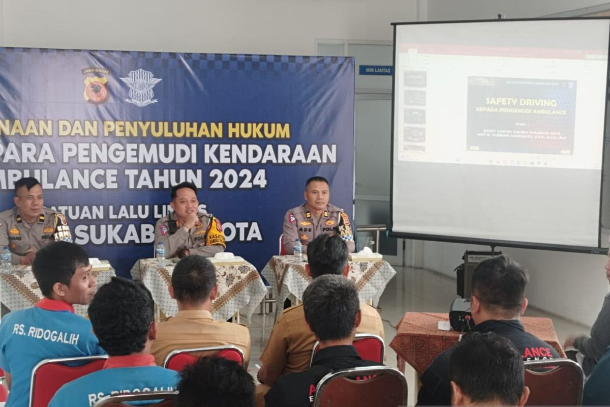 Satlantas edukasi keselamatan lalu lintas pengemudi ambulans di Kota Sukabumi