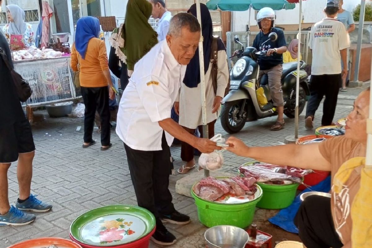 Pemkab kerahkan ASN belanja di area relokasi Pasar Banyuwangi