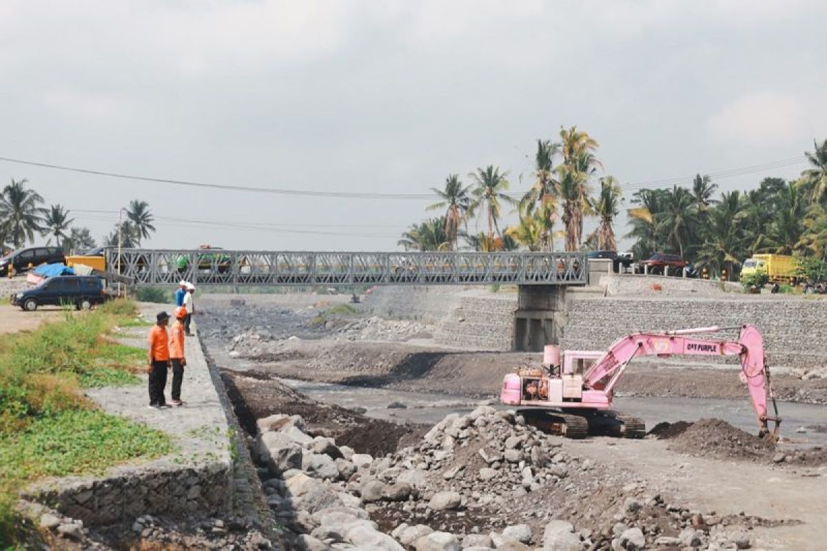 Jembatan Kloposawit putus akibat banjir lahar Semeru tuntas diperbaiki