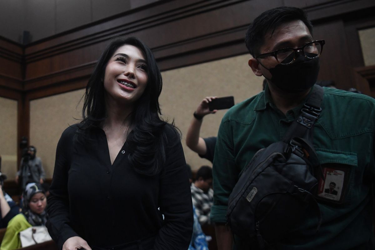 Pedangdut Nayunda Nabila dibelikan SYL tas Balenciaga hingga kalung emas