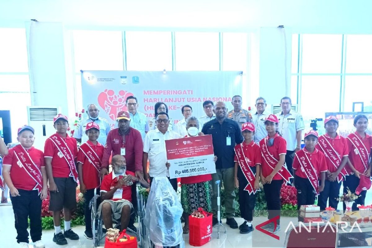 Kementerian memberikan bantuan sosial kepada lansia di Biak Numfor Papua