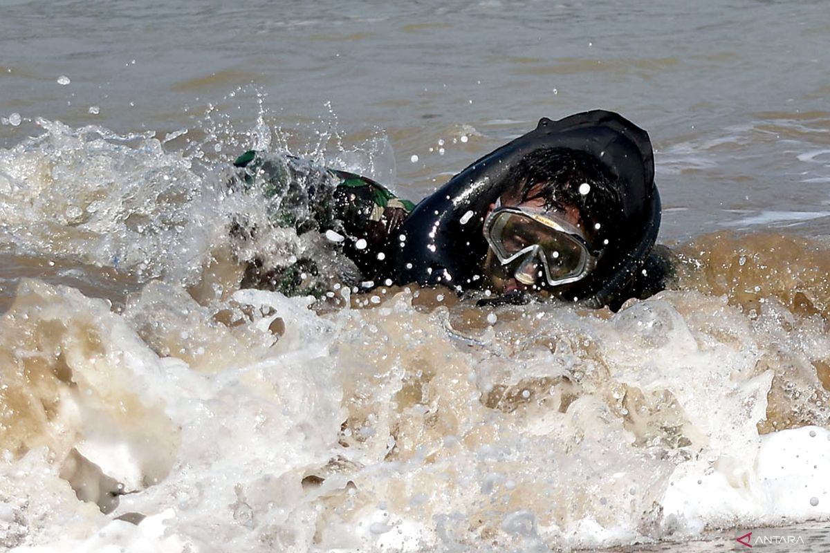 Latihan renang rintis Marinir