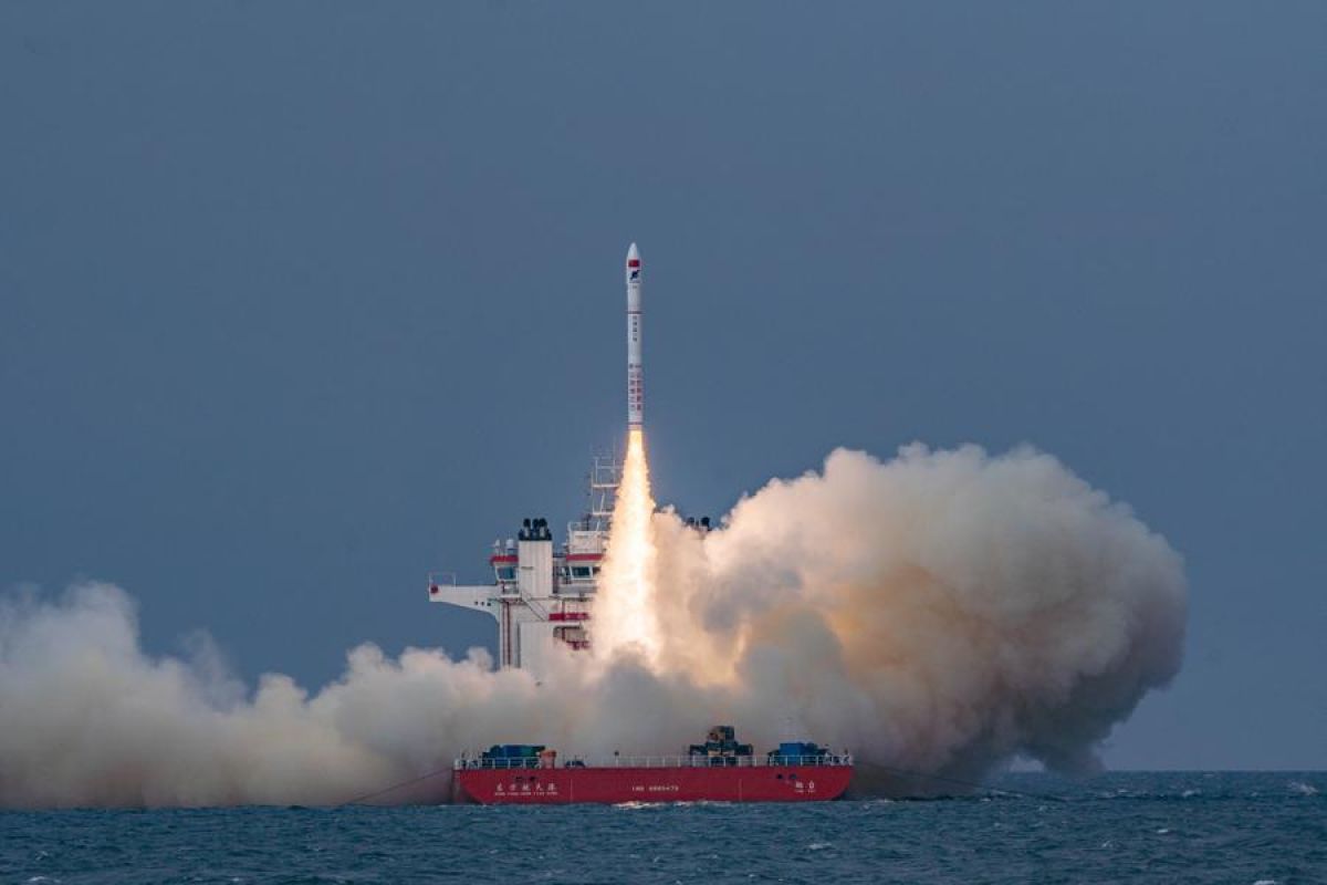 Roket komersial China luncurkan 4 satelit dari laut