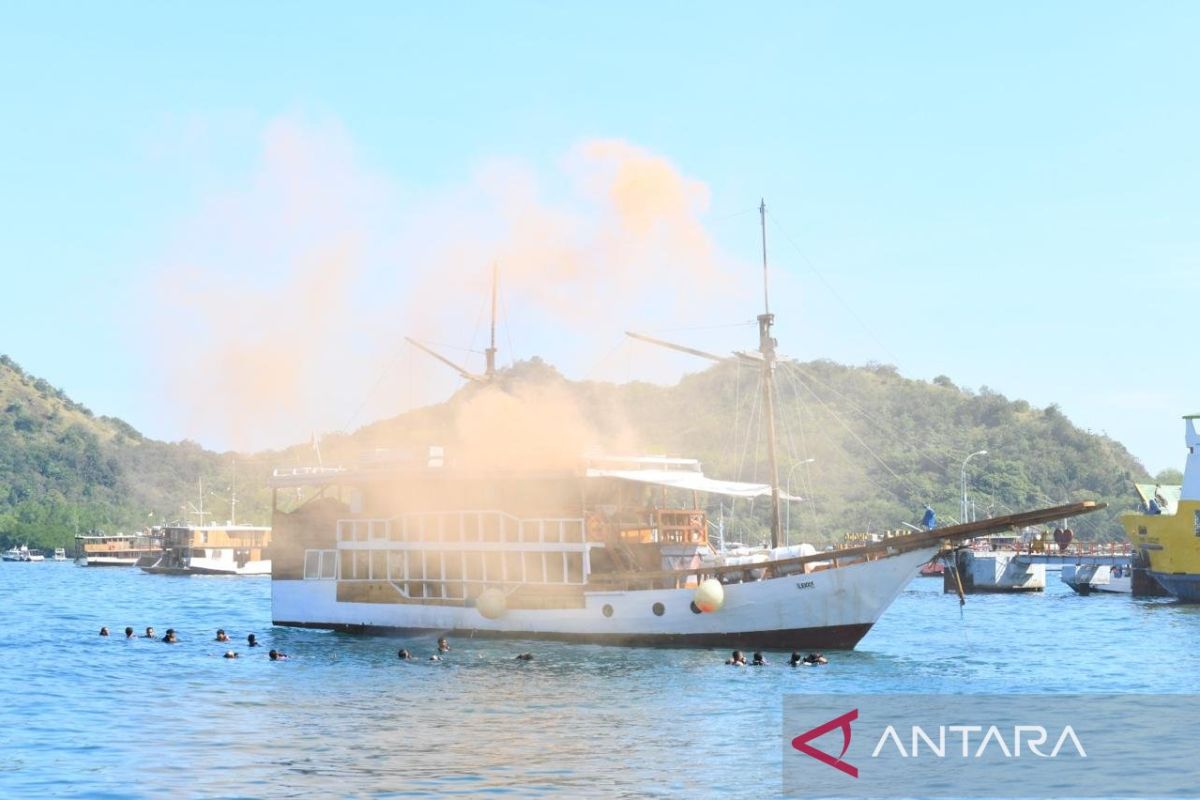 Basarnas gelar simulasi penyelamatan korban kapal terbakar di Labuan Bajo