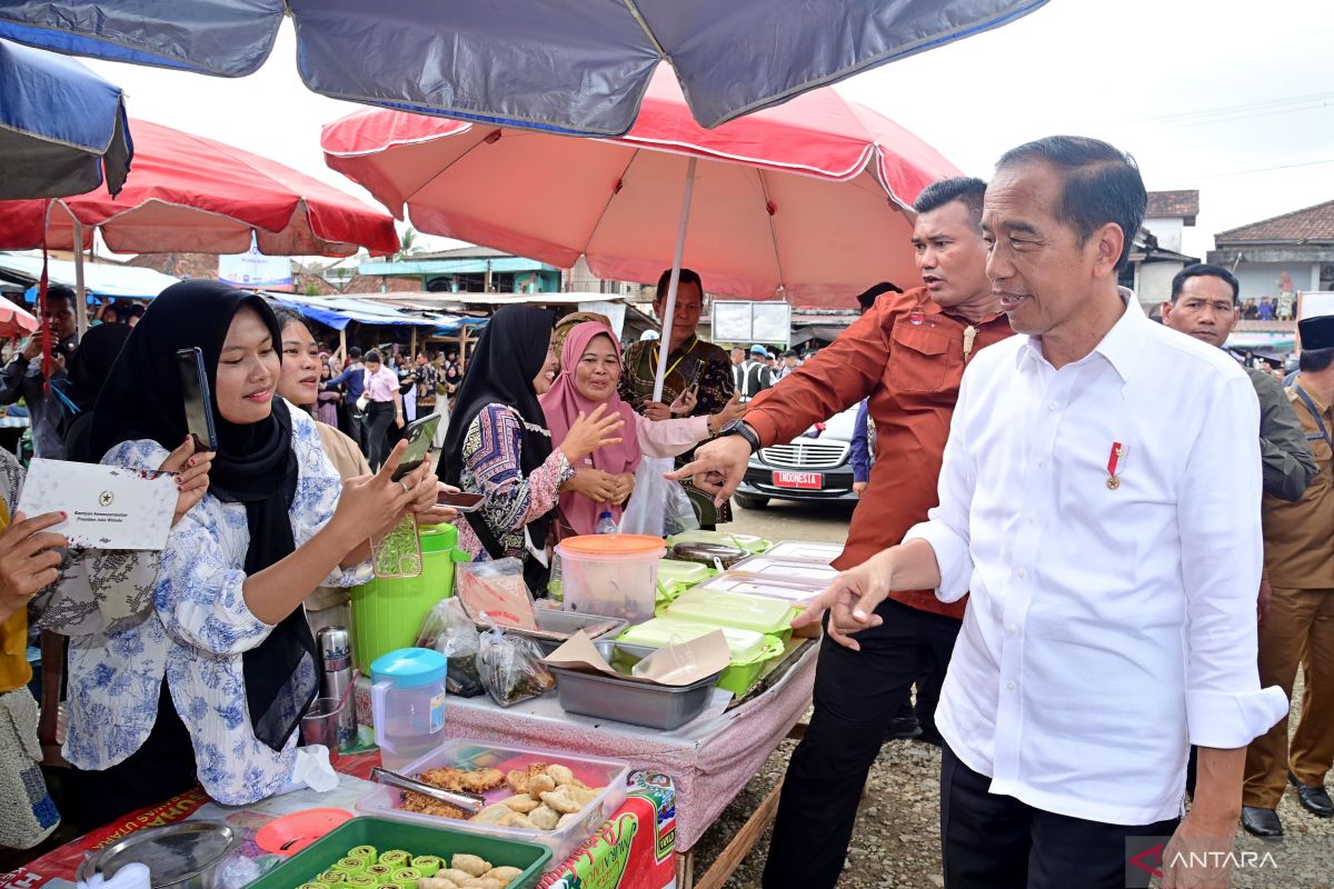 Jokowi: Harga bahan pokok di pasar Sumsel stabil