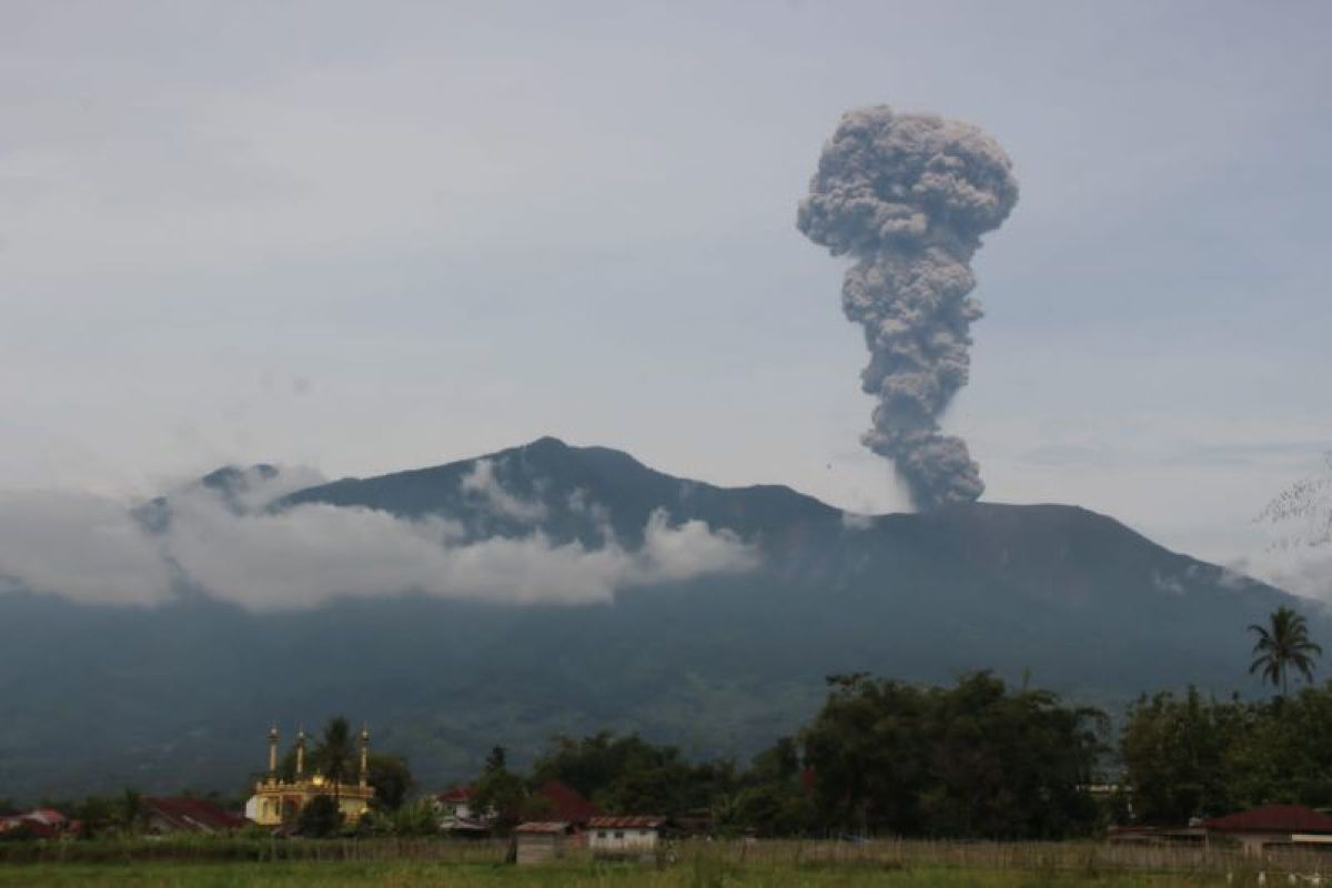 Kembali erupsi, Gunung Marapi lontarkan abu setinggi dua kilometer