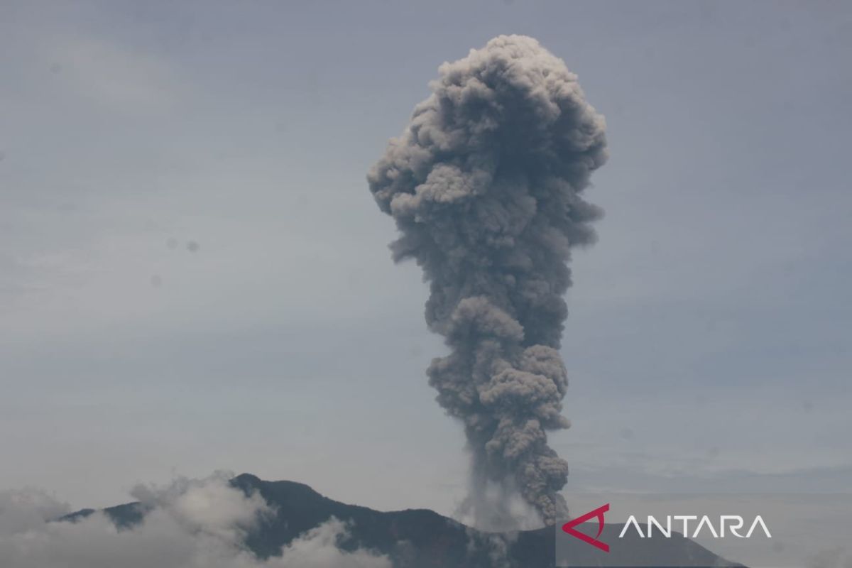 Gunung Marapi kembali erupsi setinggi 2 kilometer