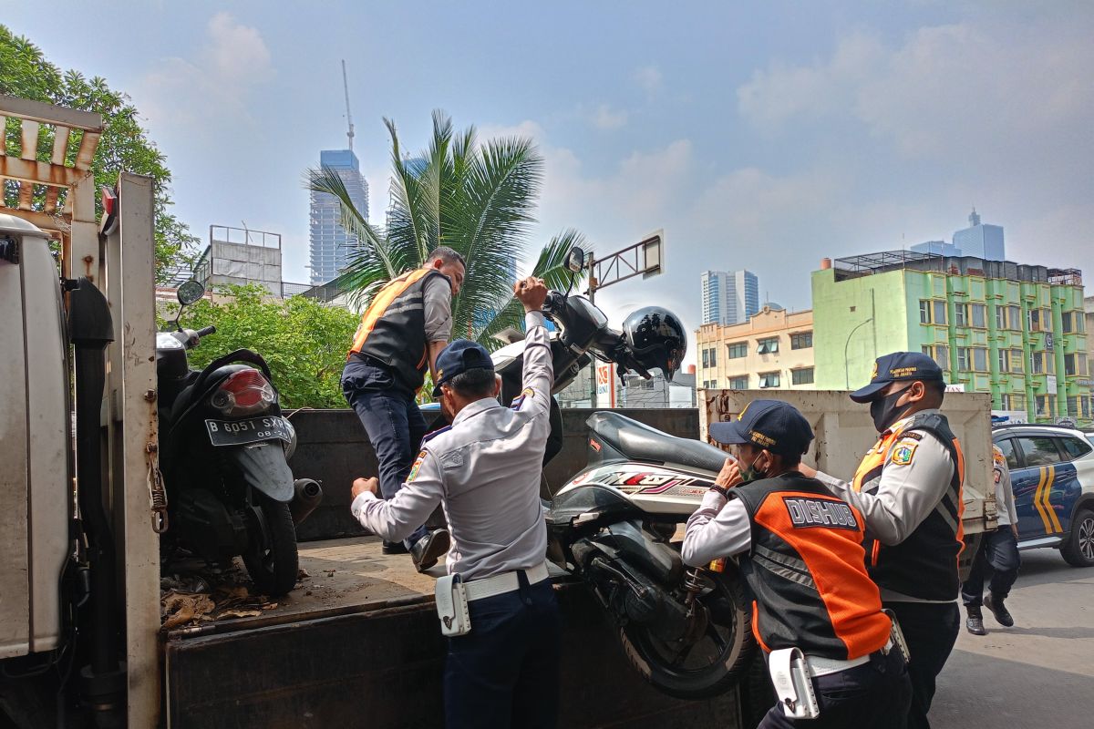 Petugas gabungan tertibkan 27 motor dari parkir liar di Jakarta Pusat