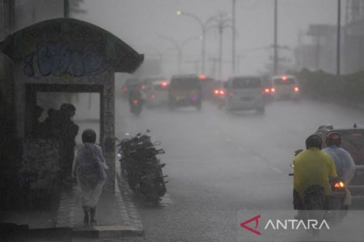 BMKG peringatkan risiko hujan sedang-lebat di sebagian besar RI pada Rabu