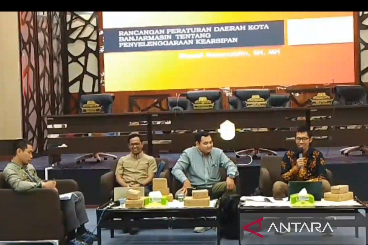 DPRD Banjarmasin uji publik Raperda kearsipan dan investasi