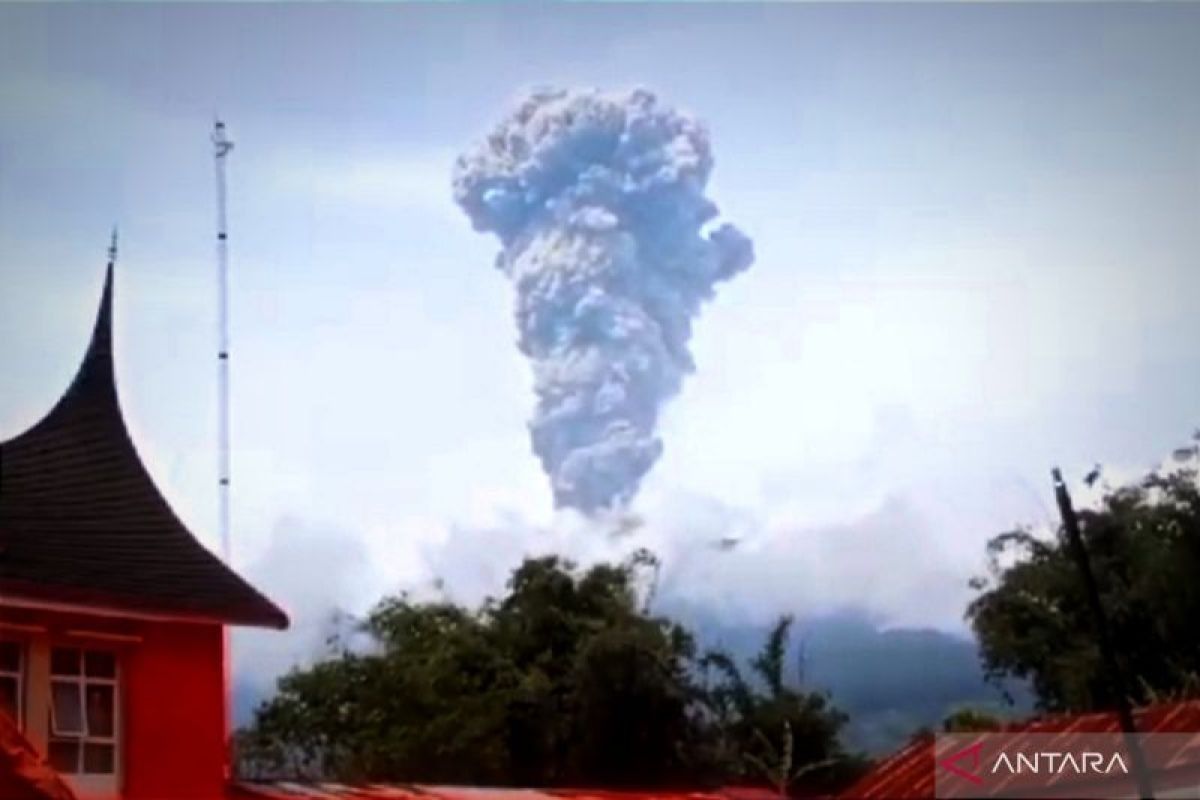 Gunung Marapi kembali erupsi, warga diminta patuhi arahan pemerintah