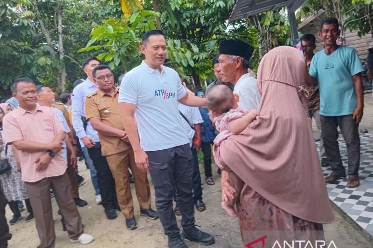 Belasan tahun menunggu, warga Okura Pekanbaru terima sertipikat tanah dari Menteri AHY