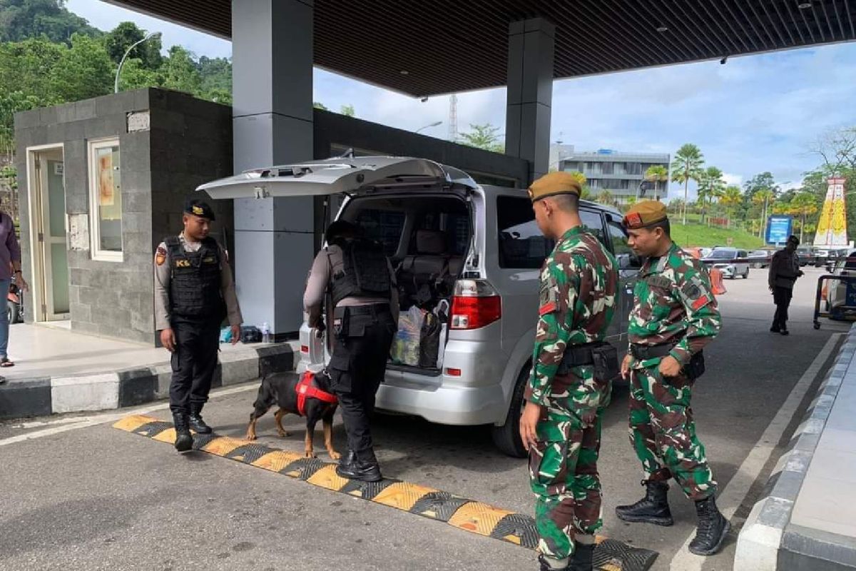 TNI dan Brimob turunkan anjing pelacak untuk awasi pintu batas RI-Malaysia