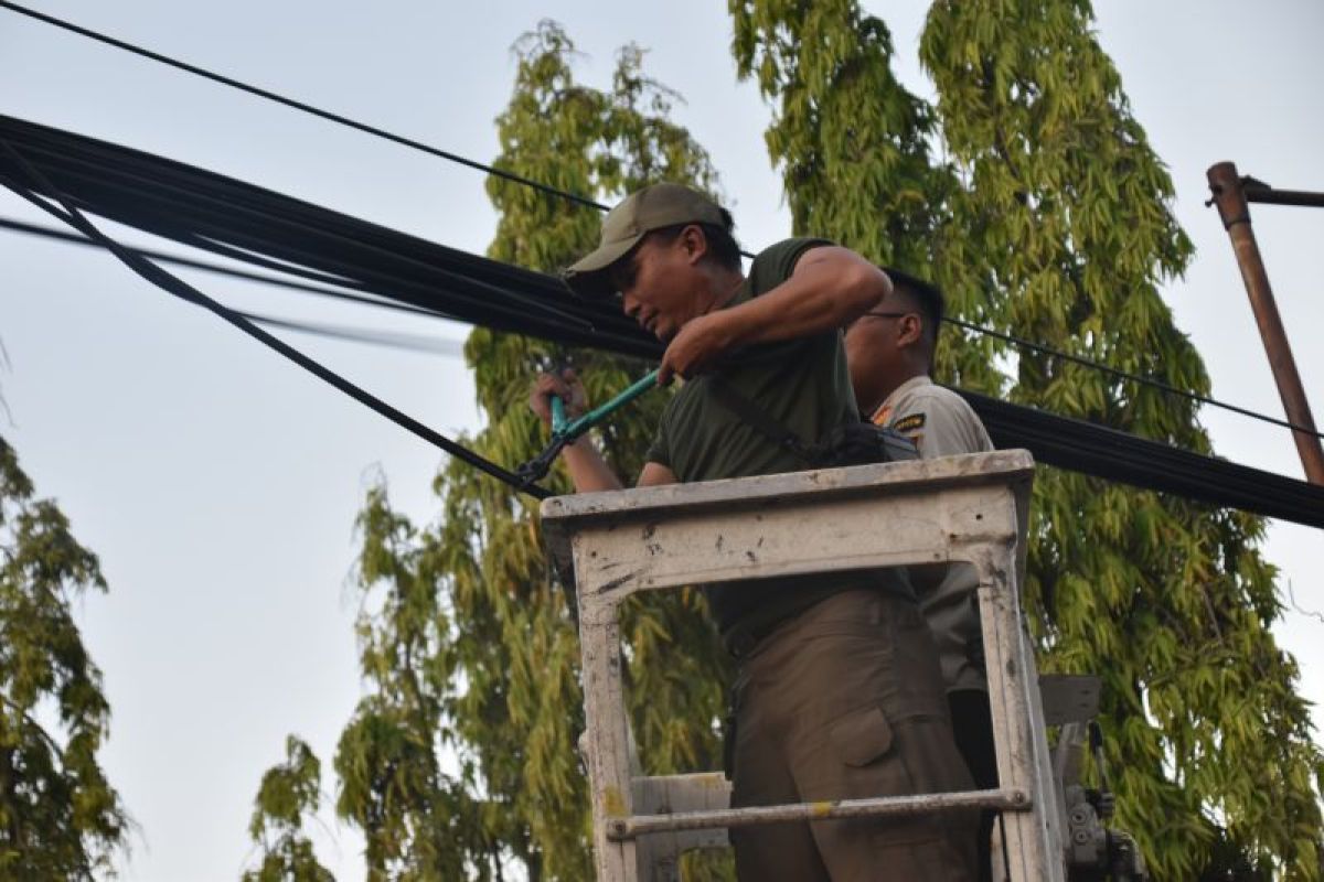 Pemkot Surabaya tertibkan fiber optik tak berizin di kawasan kota lama