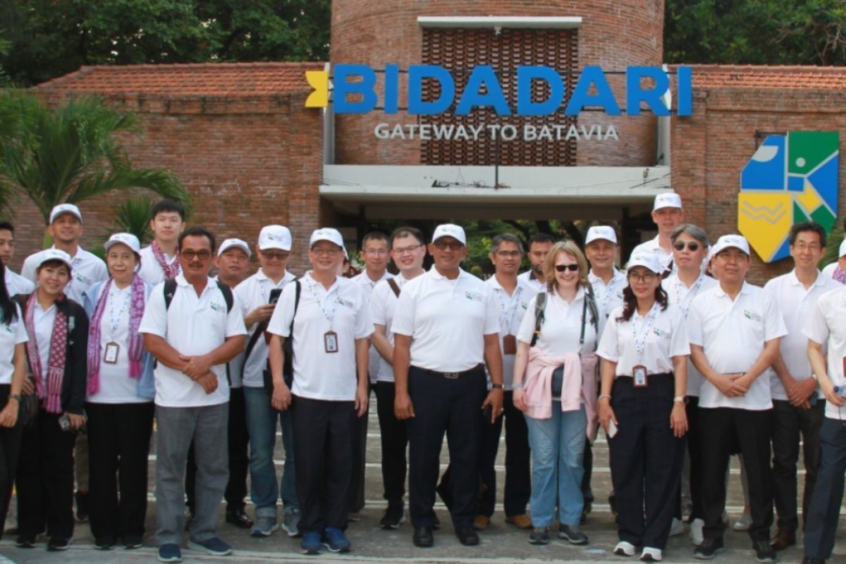 Puluhan delegasi CMC tanam pohon mangrove di Pulau Seribu